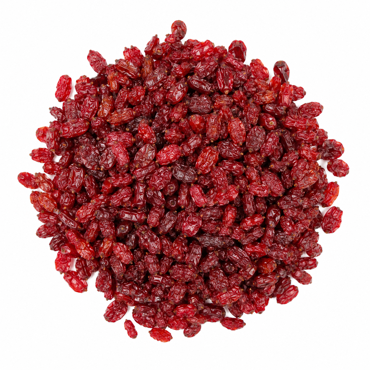 Kleine getrocknete rote Beeren, aufgehäuft, weißer Hintergrund
