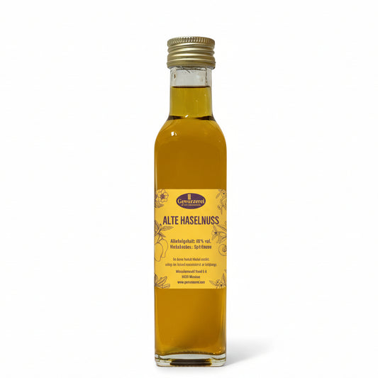 Alte Haselnuss 40 % vol in bernsteinfarbener Optik im Glas mit intensiver Röstnussnote
