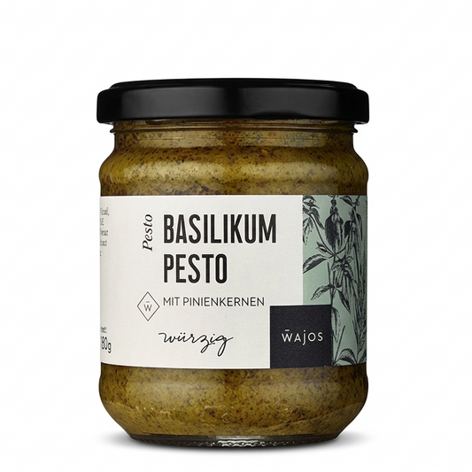 Grünes Basilikum Pesto mit Pinienkernen, Parmesan und Olivenöl für Pasta, Bruschetta und mediterrane Gerichte.