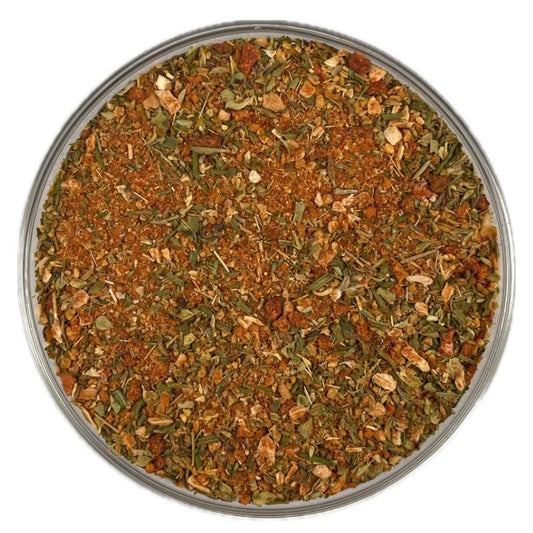 Cajun Bio Gewuerzzubereitung mit sichtbaren Kraeutern, Tomate und Chili in roetlicher Gewuerzmischung