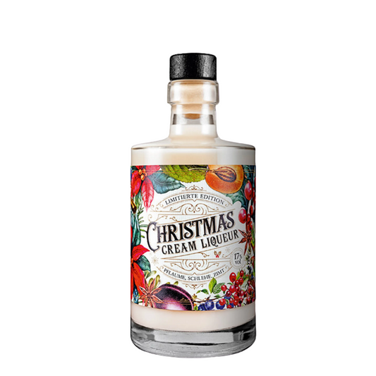 Christmas Cream Liqueur 17 % vol in cremiger Karamellfarbe im Glas, winterlicher Sahnelikör