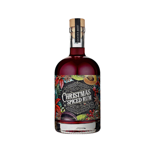 Christmas Spiced Rum 37,8 % vol in bernsteinfarbener Optik mit Zimt und Nelke im Glas