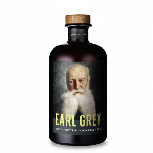 Earl Grey Bergamotte und Schwarzer Tee Spiced Rum 37,8 % vol in bernsteinfarbener Optik im Glas