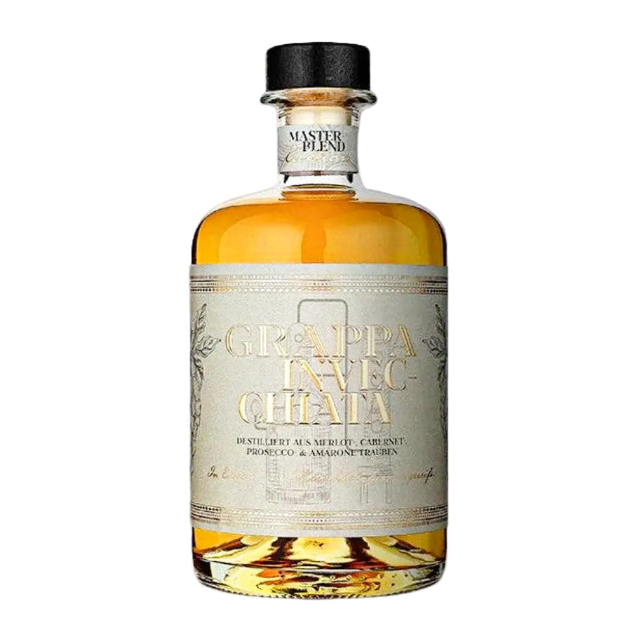 Grappa Invecchiata 41,5 % vol eichenfassgereift in bernsteinfarbener Optik im Glas