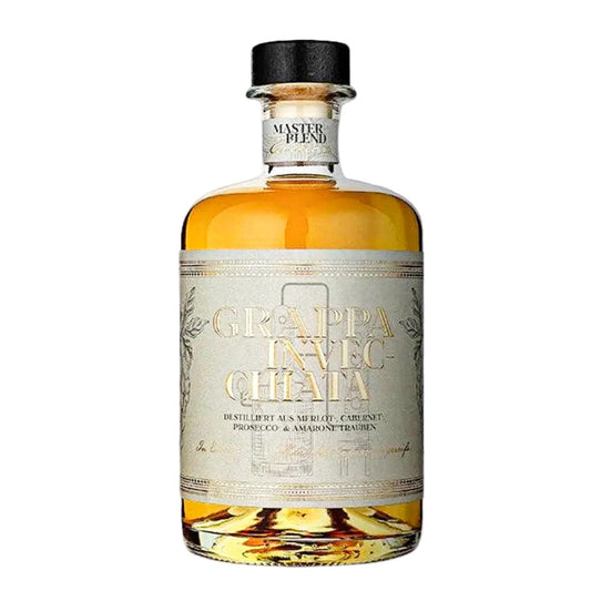 Grappa Invecchiata 41,5 % vol eichenfassgereift in bernsteinfarbener Optik im Glas