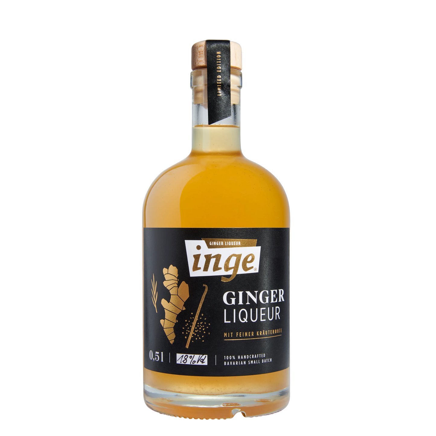 INGE Ginger Liqueur Bavarian Small Batch mit Ingwer und Zitruszesten in goldener Farbe im Glas