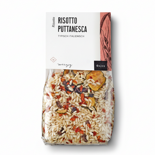 Risotto Puttanesca mit Carnaroli-Reis, Tomaten, schwarzen Oliven, Zucchini, Chili, Knoblauch und Oregano