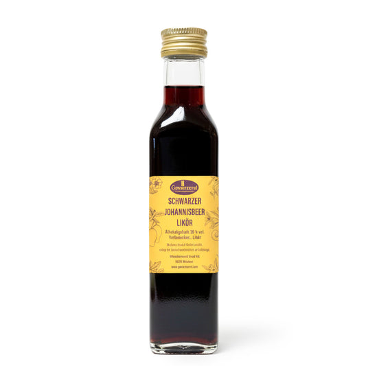 Schwarze Johannisbeere Likör 18 % vol in tiefroter Farbe im Glas, intensiver Cassis Fruchtlikör