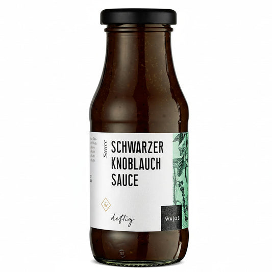 schwarzer knoblauch sauce im glas mit dunkler cremiger textur und intensiver umami note