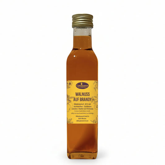 Walnuss auf Brandy 30 Prozent vol, fassgereifte Spirituose mit grünen Walnüssen und intensiver Nussnote
